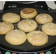 羊油小酥饼,电饼铛预热好下盖，放入小酥饼生坯，盖锅盖，点亮“发面饼”程序；