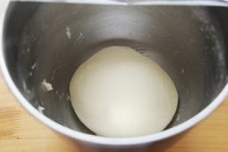 面包超人挤挤面包,手揉、厨师机揉或面包机揉到面团能拉出厚膜，加入黄油继续揉至面团能拉出薄薄的膜，且戳洞后洞边缘光滑；