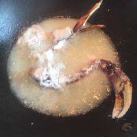 泰式咖喱蟹,下油锅炸至变色就好，不用金黄色。