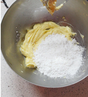 西瓜饼干。,黄油室温软化，加入糖粉稍拌合后用打蛋器搅打均匀。