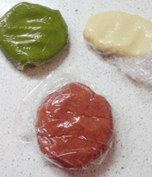 西瓜饼干。,将黄油糊分成100克、60克、40克，分别筛入草莓面团用粉、抹茶面团用粉、原味面团用粉抓捏成团。