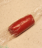 西瓜饼干。,草莓面团搓成圆筒形，直径约4.5cm，包裹保鲜膜快速冷冻定型。