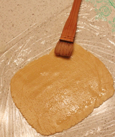 西瓜饼干。,原味面团擀成薄片，擀成能包裹住草莓面团的尺寸，表面刷一层蛋白液。