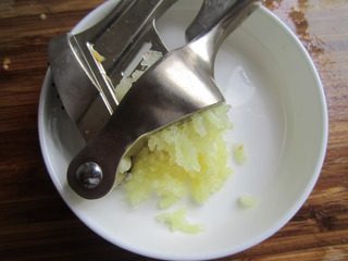 泡椒芝士焗青口贝,大蒜用压蒜器压碎。