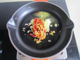 泡椒芝士焗青口贝,黄油融化后，倒入泡椒末和蒜末。