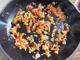 泡椒芝士焗青口贝,黄油融化后，倒入泡椒末和蒜末。