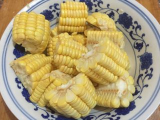 东北乱炖,如图玉米洗净，剁成小块（别太小，不要小看玉米须，玉米须可是一味茶饮，可以起到保护肠胃，促进肠胃蠕动的功效哦）
