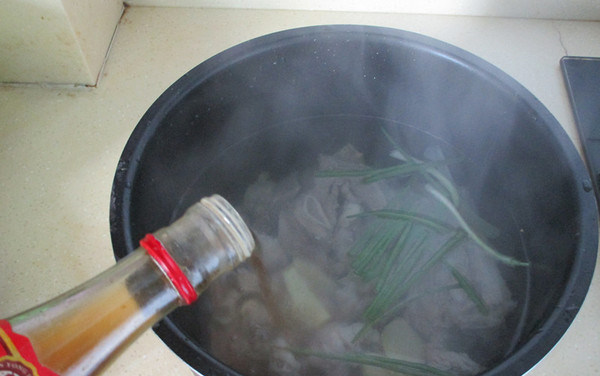 牛肉筋炖萝卜,之后倒入高压锅内，加入开水，再把小葱和姜片，料酒加入