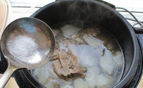 牛肉筋炖萝卜,之后加入盐调味后熄火出锅