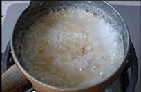 青口海鲜粥,白粥大火滚开，放入青口肉拌匀关火；
