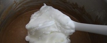 巧克力蛋糕土司,将1/3的蛋白霜拌入面糊中。