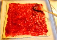 大樱桃果酱饼干,将果酱均匀的抹在饼底上，四周留出空白