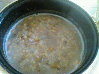 糙米养生粥,开锅后放入牛肉和真姬菇丁和糙米同时煮至米黏稠 放入调味即可