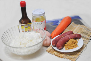 爽食寿司卷,准备材料；将熟米饭稍降温到温热状态；饭要烧得比较硬一些。
