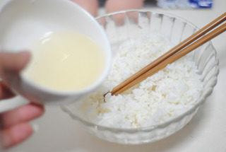 爽食寿司卷,将调好的醋汁和温热的米饭拌匀。