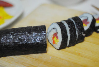 爽食寿司卷,刀上沾水将寿司卷切开即可。