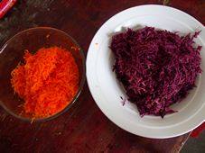太阳花寿司,紫薯胡萝卜分别擦丝。
