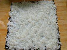 太阳花寿司,先铺一张海苔，白米饭铺平。