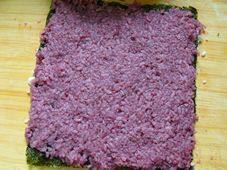 太阳花寿司,同理铺上紫薯饭。再铺一张海苔，成三层的夹心状。
