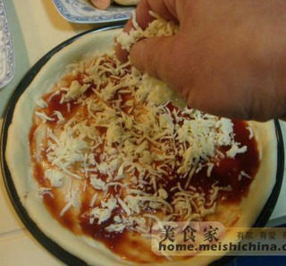 意大利披萨饼,涂上一层<a style='color:red;display:inline-block;' href='/shicai/ 699'>番茄酱</a>均匀的撒上薄薄一曾马苏里拉奶酪丝。