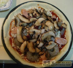 意大利披萨饼,放上口蘑片、肉肠片和点缀上虾仁。