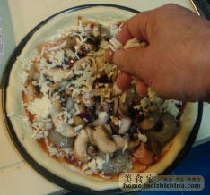 意大利披萨饼,再洒上一层马苏里拉，披萨饼周边1厘米的边上涂一层蛋液。