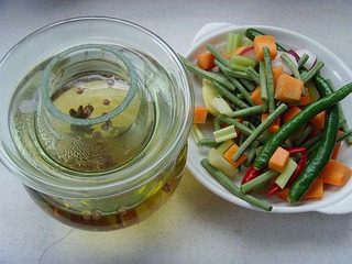 四川泡菜,泡菜坛子内用开水烫一下，晾干；（绝对不能有生水）冷却的花椒水倒入坛子中。