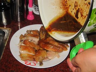 豉油鸡,把鸡肉斩块，锅内酱汁倒在鸡肉上即可。