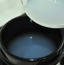 韩式秋葵大酱汤,石锅里倒入第二遍的淘米水