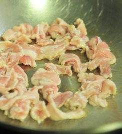 韩式秋葵大酱汤,另起锅热油爆五花肉变色，放葱姜