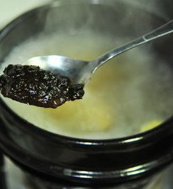 韩式秋葵大酱汤,石锅里水沸后将大酱放水中，搅拌均匀