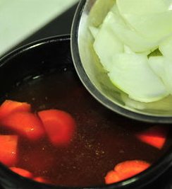 韩式秋葵大酱汤,再放辣椒酱搅拌均匀，放入胡萝卜和豆腐。