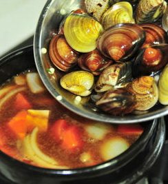 韩式秋葵大酱汤,酱汤沸腾时放洋葱和沥干水的文蛤以及炒好的食材