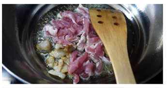 家常茄子面,2、炒锅让油，烧热，下肥肉小火慢慢煸出油，加入瘦肉简单翻炒断生。