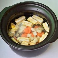 冬瓜排骨汤,和焯好的排骨一起放入陶煲，注入2L清水，放入姜片。