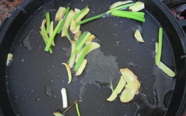 香菇豆腐鲫鱼汤,不粘锅热油，把姜和葱煎黄后取出
