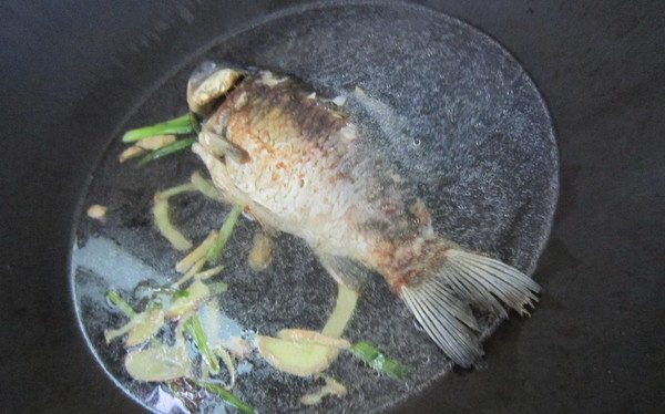 香菇豆腐鲫鱼汤,把鱼移至大点的锅内，加入盖过鱼身的开水，把煎过的姜葱加入
