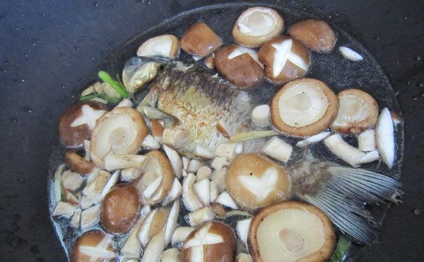 香菇豆腐鲫鱼汤,把香菇加入锅中，盖上盖子煮20分钟左右