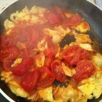 番茄炒蛋,用勺子把鸡蛋弄成一小块一小块的，把煮熟的番茄倒下去，把番茄汁翻抄到浓稠的感觉。出锅。