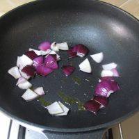 泰式菠萝虾球,炒锅烧热，放入适量油，放入洋葱炒软。