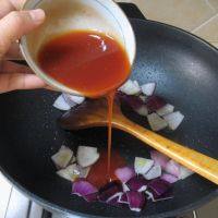 泰式菠萝虾球,放入调好的红酱，翻炒片刻。