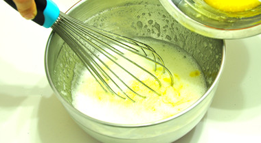 黑白芝麻薄脆,加入溶化的黄油液体，搅拌均匀。