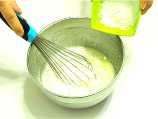黑白芝麻薄脆,加入过筛的低筋面粉及玉米淀粉。
