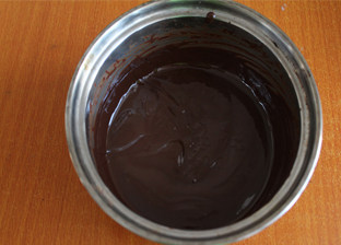 圣诞巧克力蛋糕,黑巧克力隔水融化。