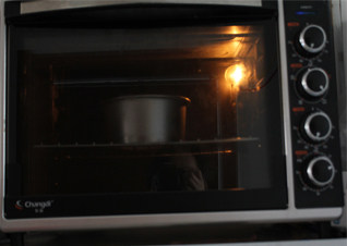 圣诞巧克力蛋糕,放入预热170度的烤箱，35分钟左右，根据自己家的烤箱温度调整，烤好后，倒扣放凉！