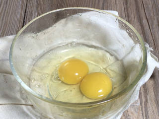 玉米虾仁蛋炒饭,鸡蛋打入碗中，加入料酒，搅打成蛋液
