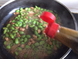 小炒毛豆,来一勺清水，加入生抽调味，盖上盖焖半分钟