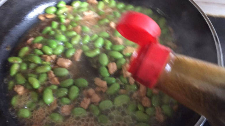 小炒毛豆,来一勺清水，加入生抽调味，盖上盖焖半分钟