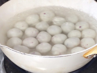 紫薯桂花汤圆,放入开水锅中，不要翻动，摇晃均匀至沸腾，再盖上锅盖焖煮2分钟