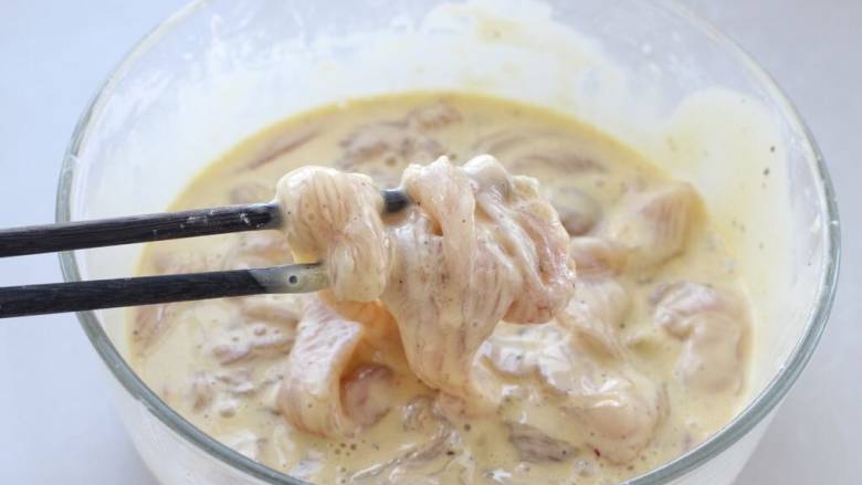 柠檬鸡柳,把腌制好的鸡胸肉放进去，拌匀使之裹上淀粉蛋糊。